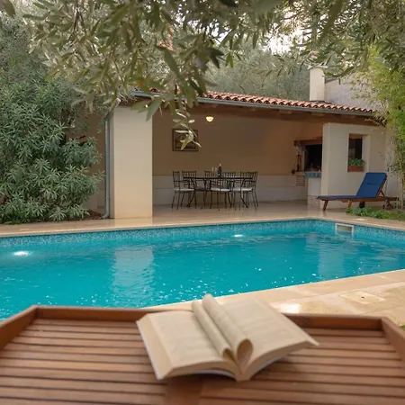 Family Friendly House With A Swimming Pool - 26964 Ferienhaus *